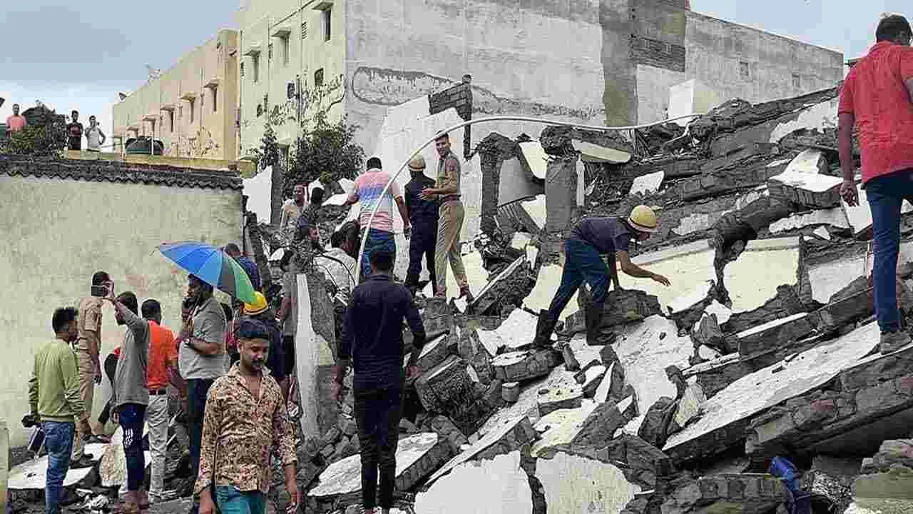 Building collapse: గుజరాత్‌లో మరో ఉపద్రవం, కుప్పకూలిన ఆరంతస్తుల భవనం