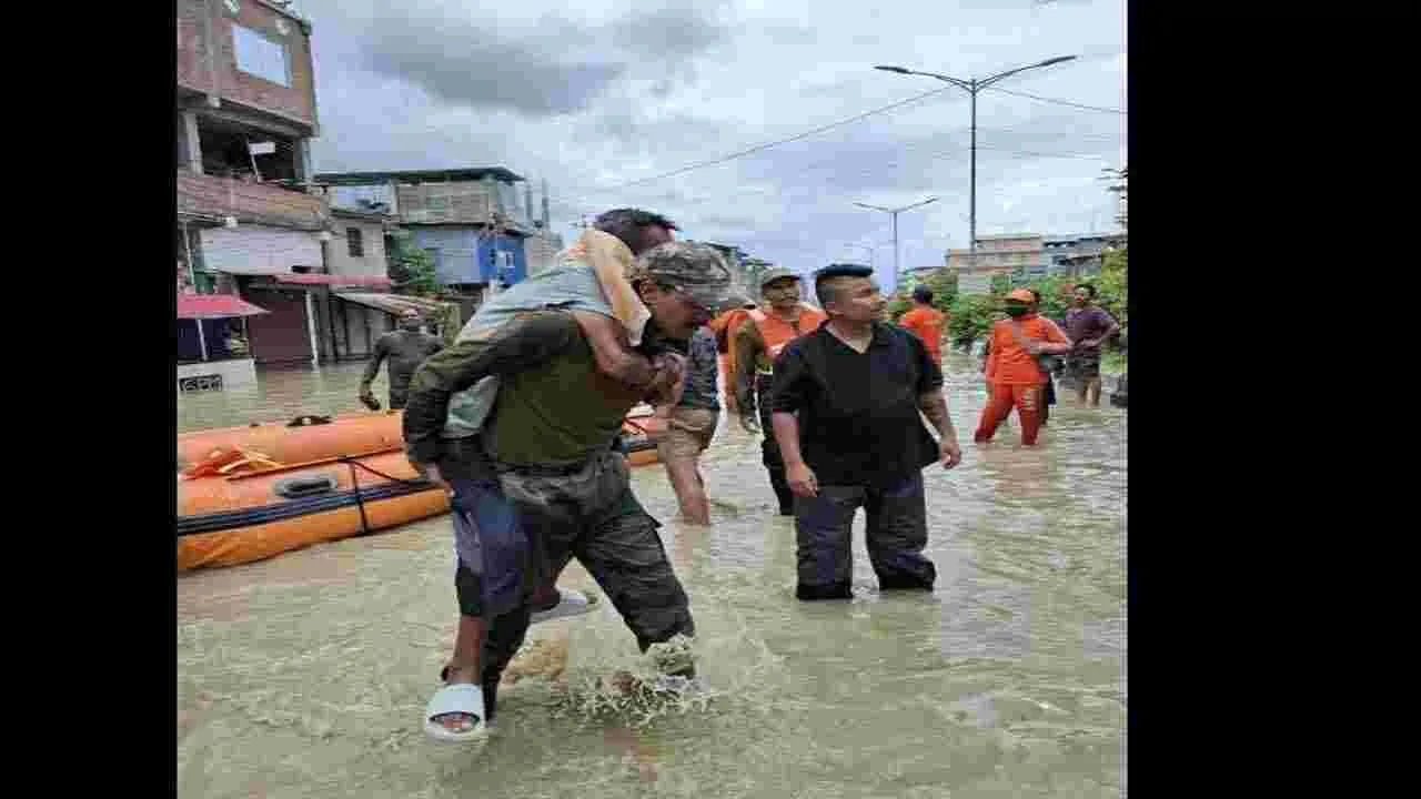 Manipur Floods: వరదల్లో కాపాడినందుకు.. ఆ యువకుడు ఎలా కృతజ్ఞత చెప్పాడో చూస్తే గుండె బరువెక్కుతుంది..!