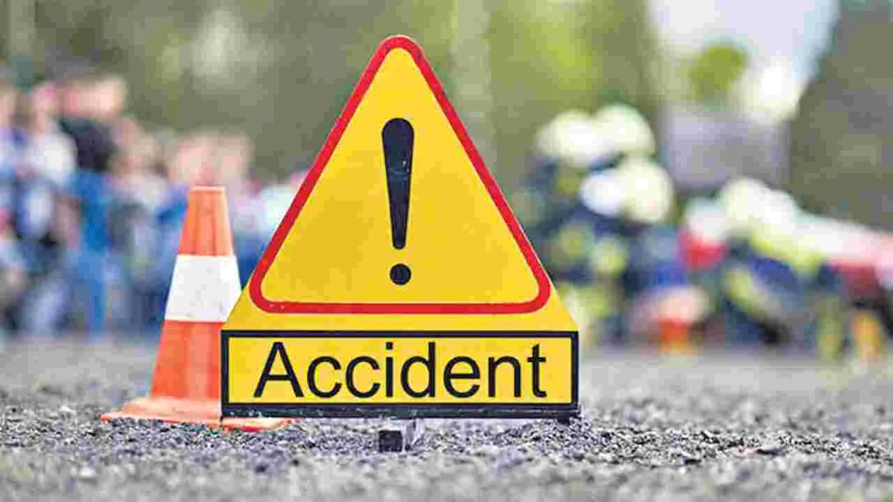 Road Accident: కారును ఢీకొట్టిన గుర్తు తెలియని వాహనం.. నలుగురి మృతి