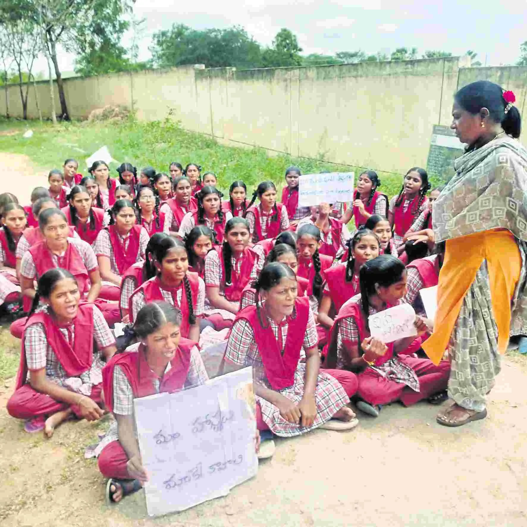 ఆదర్శ పాఠశాల భవనంలోకి కేజీబీవీ వద్దు