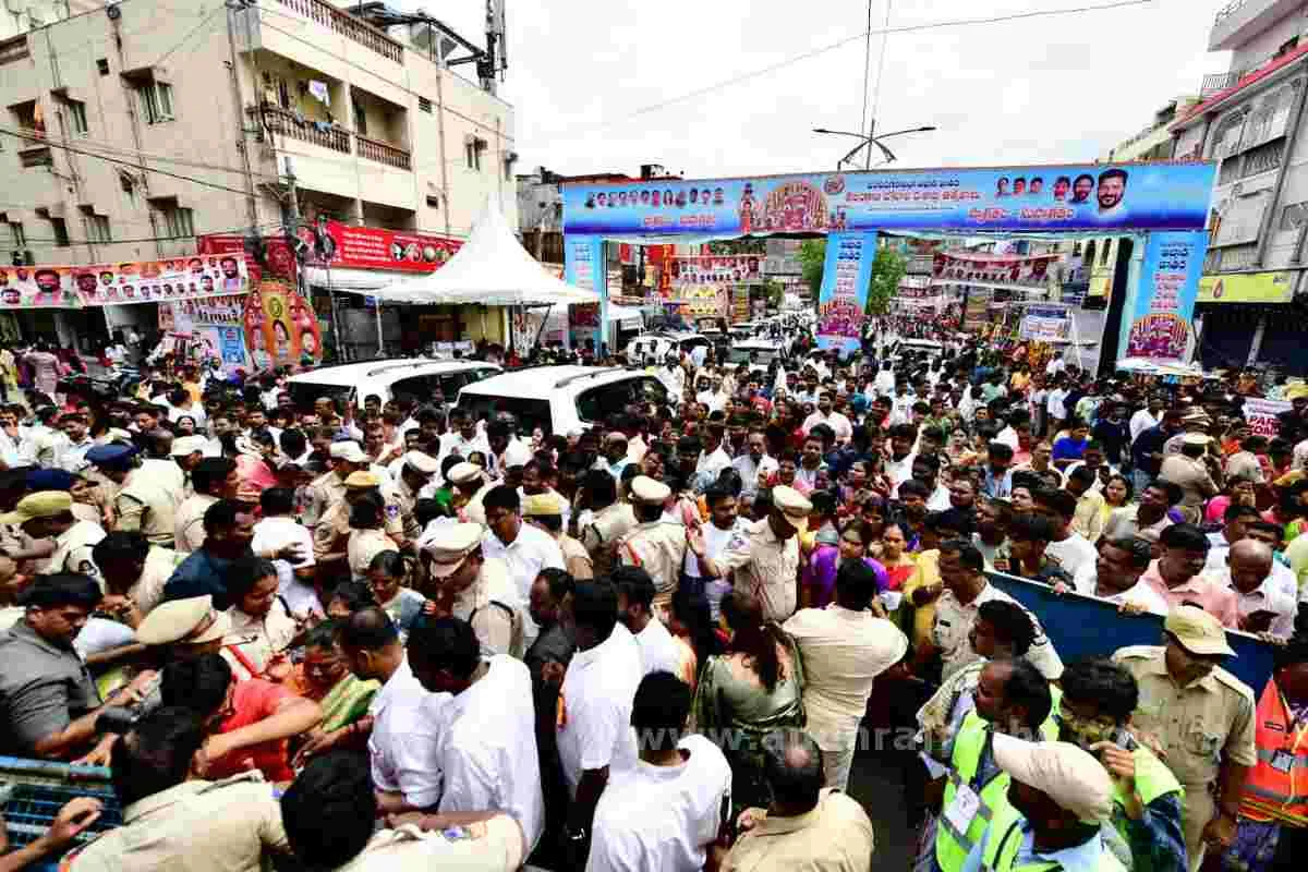 వేడుక మురిపించె.. భక్తులు తరించె 