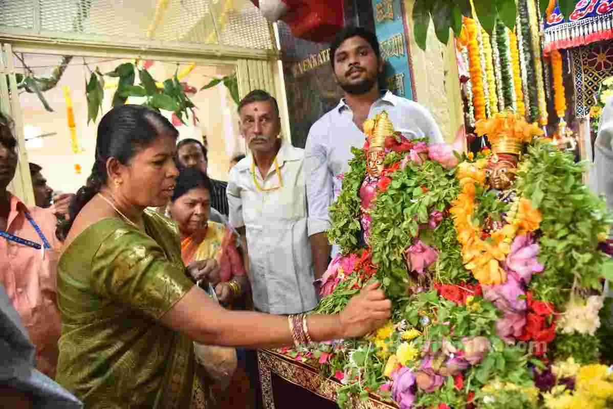 భక్తుల కిటకిట