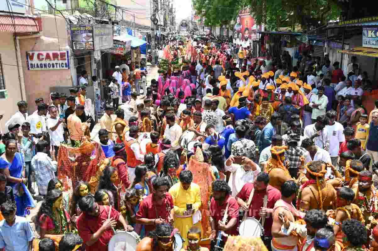 అమ్మకు ప్రణమిల్లి.. 