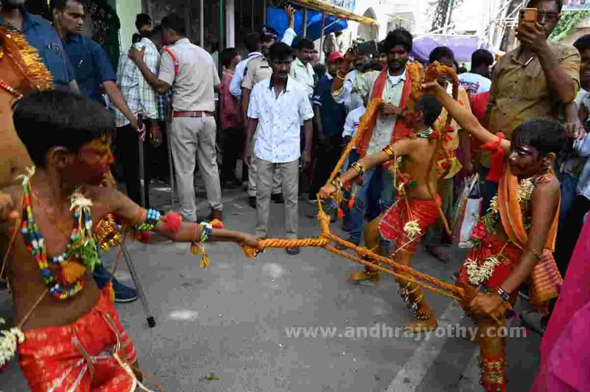 అమ్మకు ప్రణమిల్లి.. 