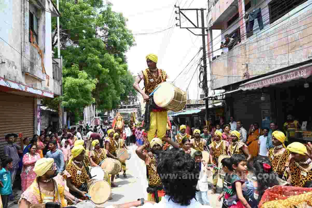 అమ్మకు ప్రణమిల్లి.. 