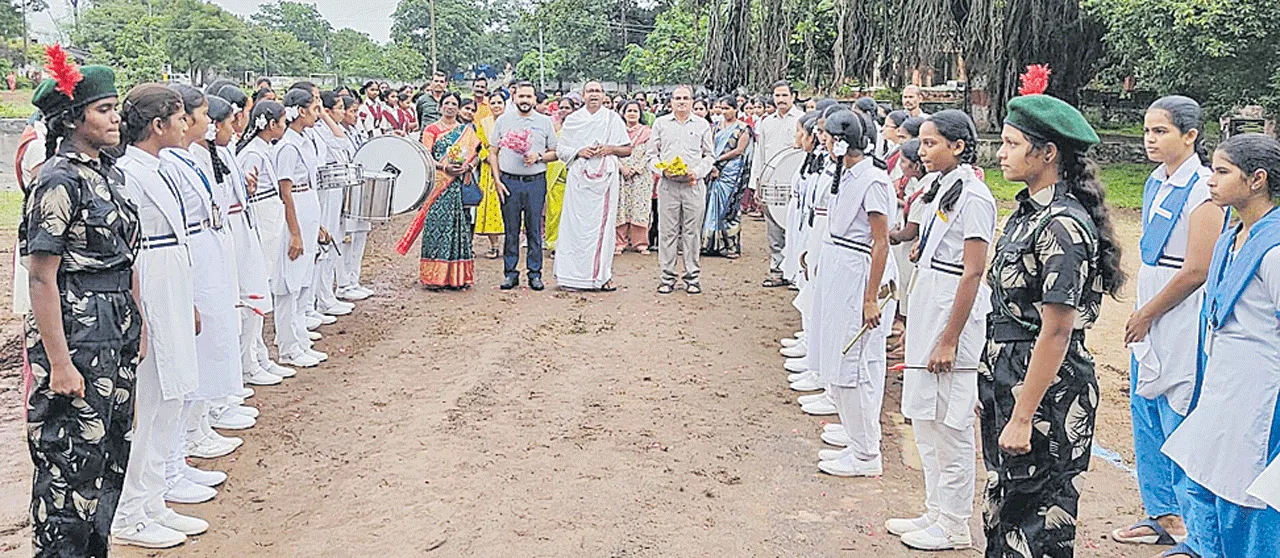 సేవా పౌరులుగా గుర్తింపు పొందాలి