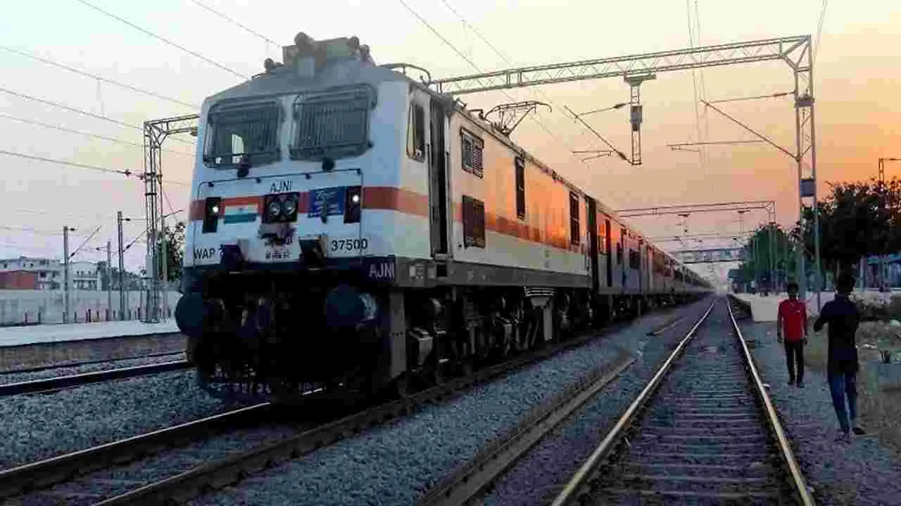 Train Robbery: షిర్డీ నుంచి వస్తున్న రైల్లో దొంగతనం