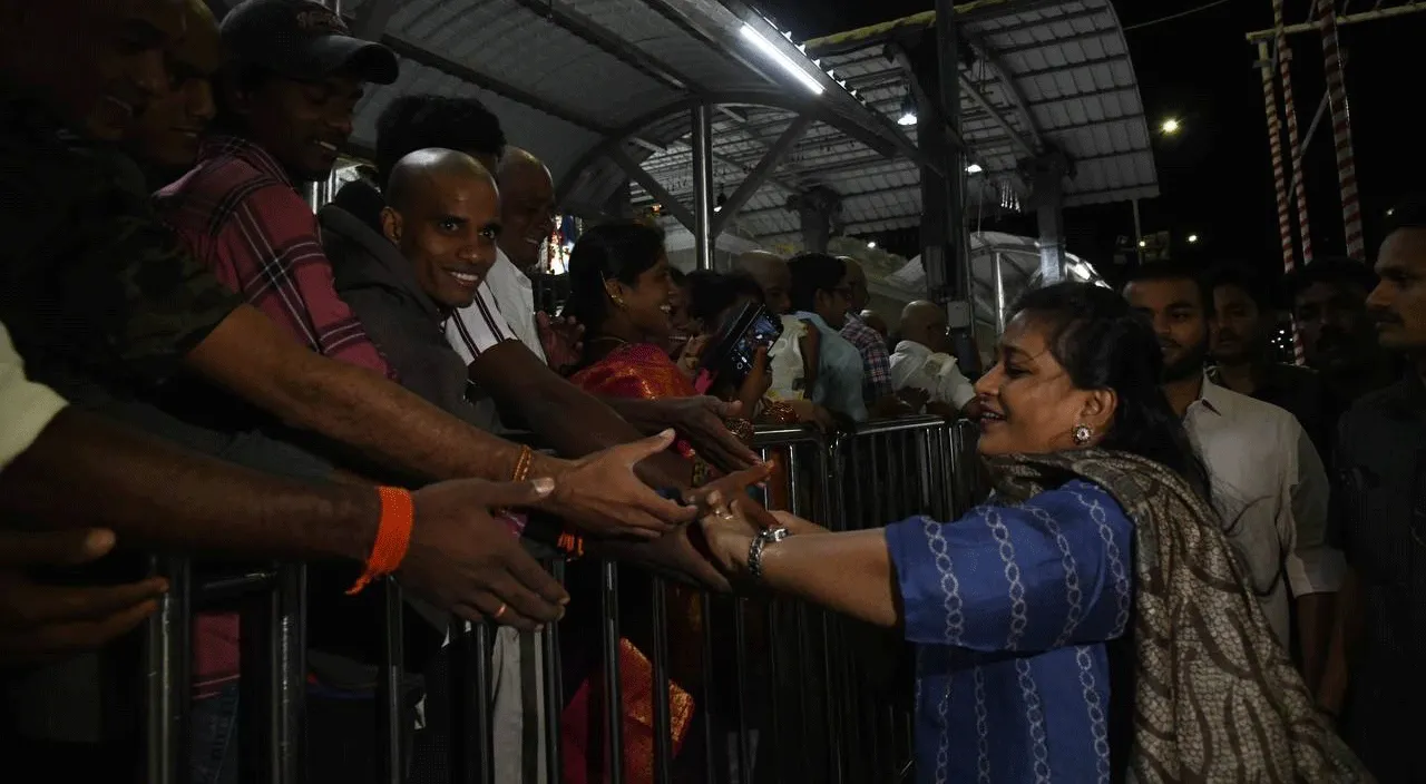 శ్రీవారి భక్తులతో ముచ్చటించిన హోంమ…