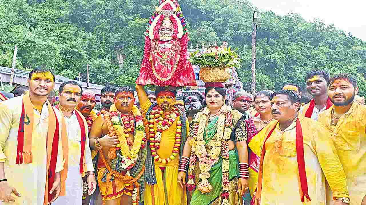 Kanaka Durga temple: విజయవాడ కనకదుర్గమ్మకు బంగారు బోనం