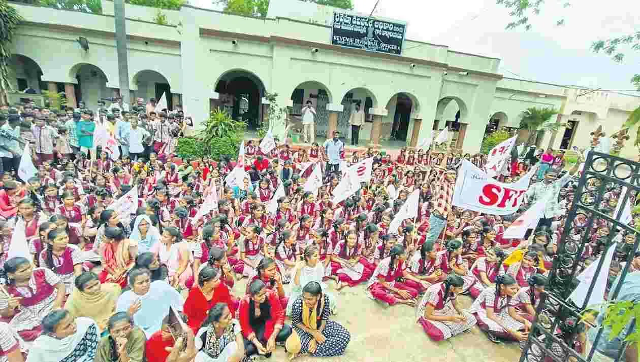 హాస్టల్‌ విద్యార్థుల సమస్యలు పరిష్కరించాలి : ఎస్‌ఎఫ్‌ఐ | Problems of hostel students should be solved: SFI