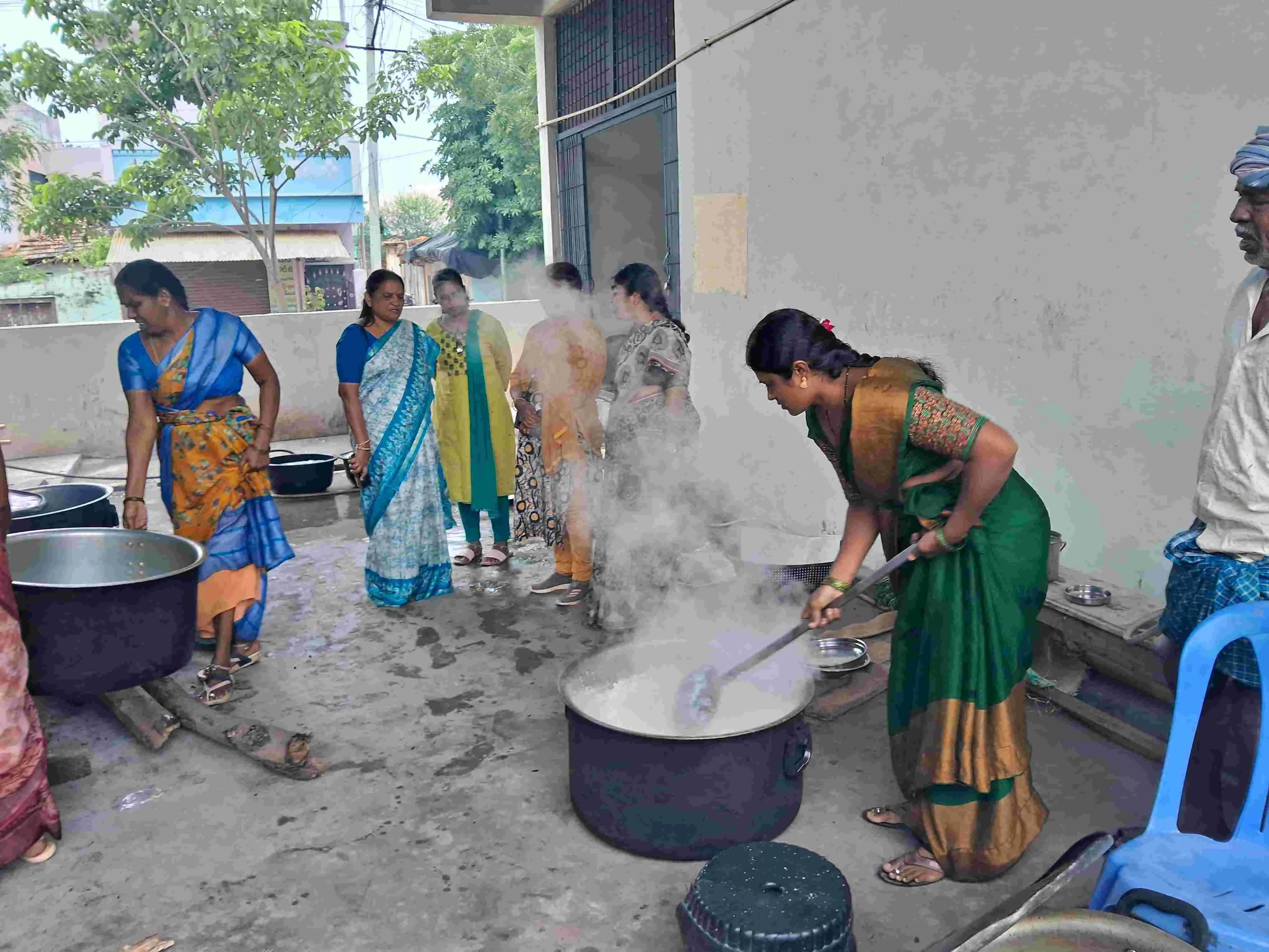 విద్యార్థులకు నాణ్యమైన భోజనాన్ని అందించాలి