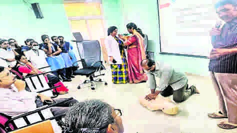 CPR : సీపీఆర్‌పై వైద్య సిబ్బందికి శిక్షణ 