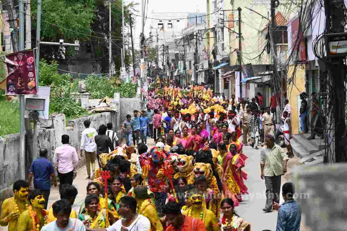 అమ్మకు ప్రణమిల్లి.. 