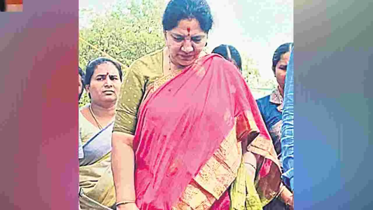 Satyavathi Rathod: కాళ్లకు చెప్పులు లేకుండానే.. 