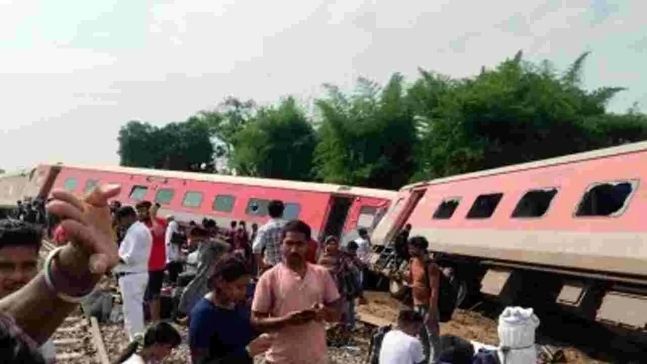 Rail accident: పట్టాలు తప్పిన మరో రైలు..