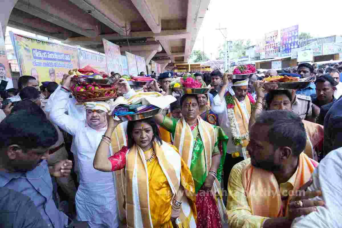 అమ్మకు ప్రణమిల్లి.. 