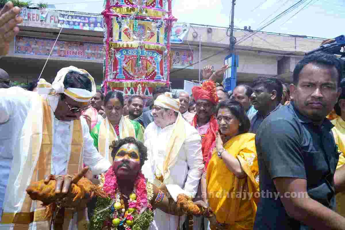 అమ్మకు ప్రణమిల్లి.. 