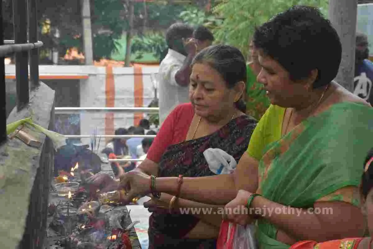 భక్తుల కిటకిట