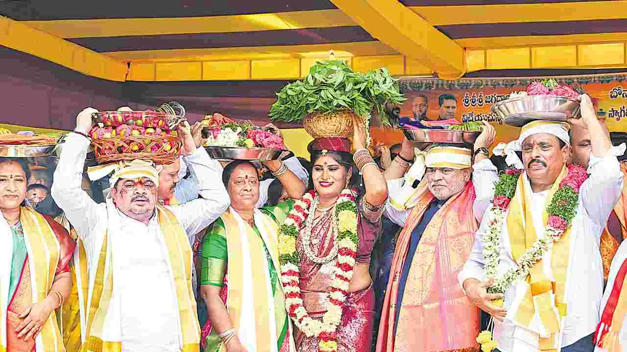 Bonalu Festival: వైభవంగా గోల్కొండ బోనాలు..