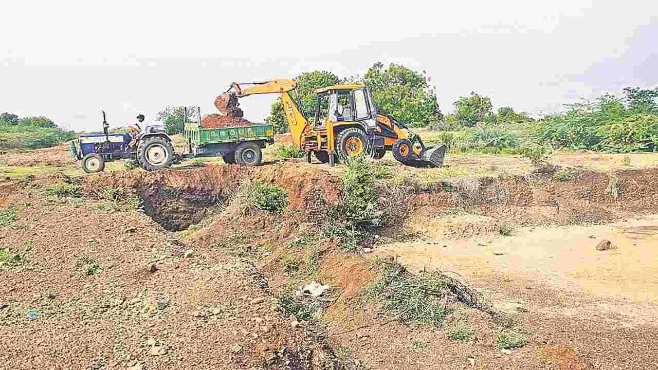 YCP : వైసీపీ నాయకుల మట్టి దందా