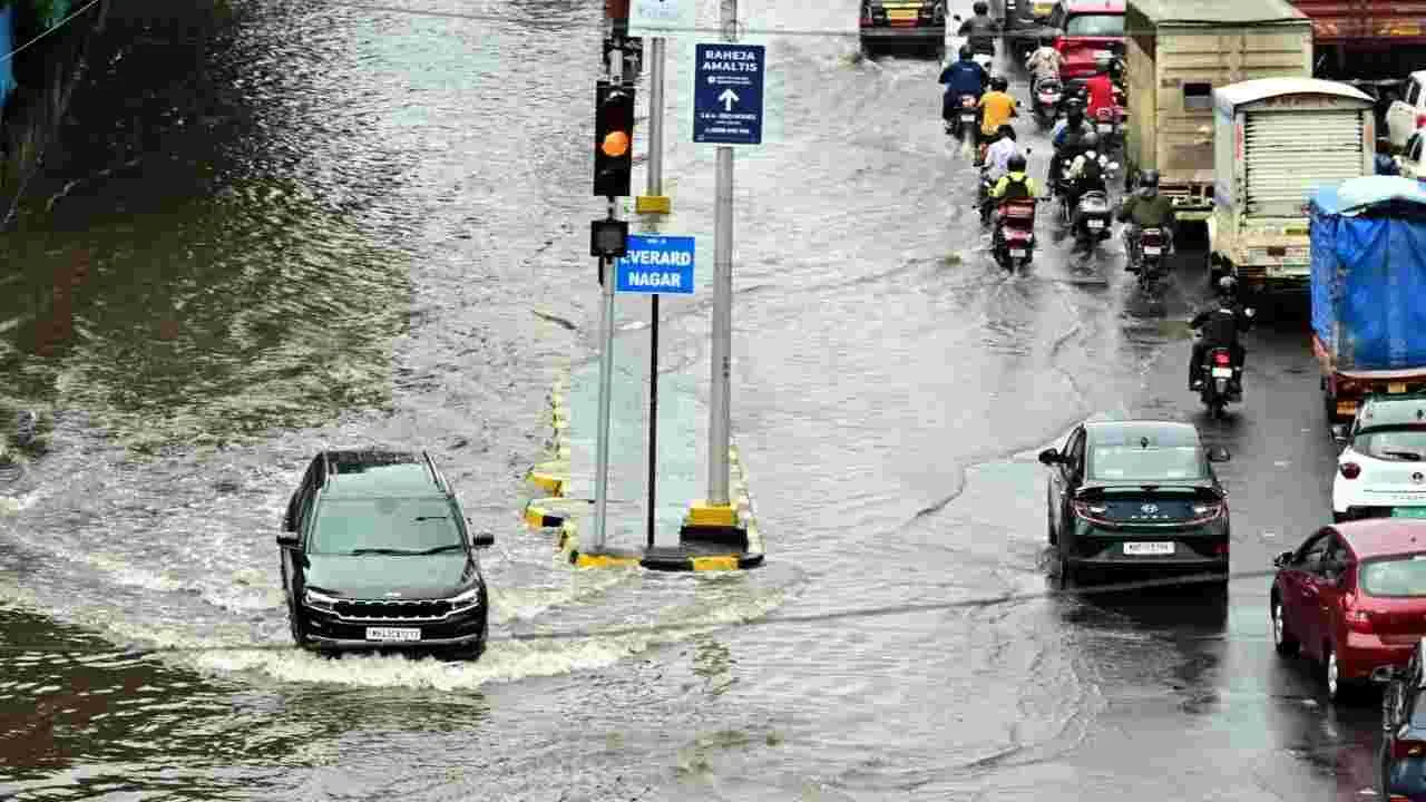 Rains: స్కూళ్లకు సెలవు.. విమానాలు రద్దు..!! 