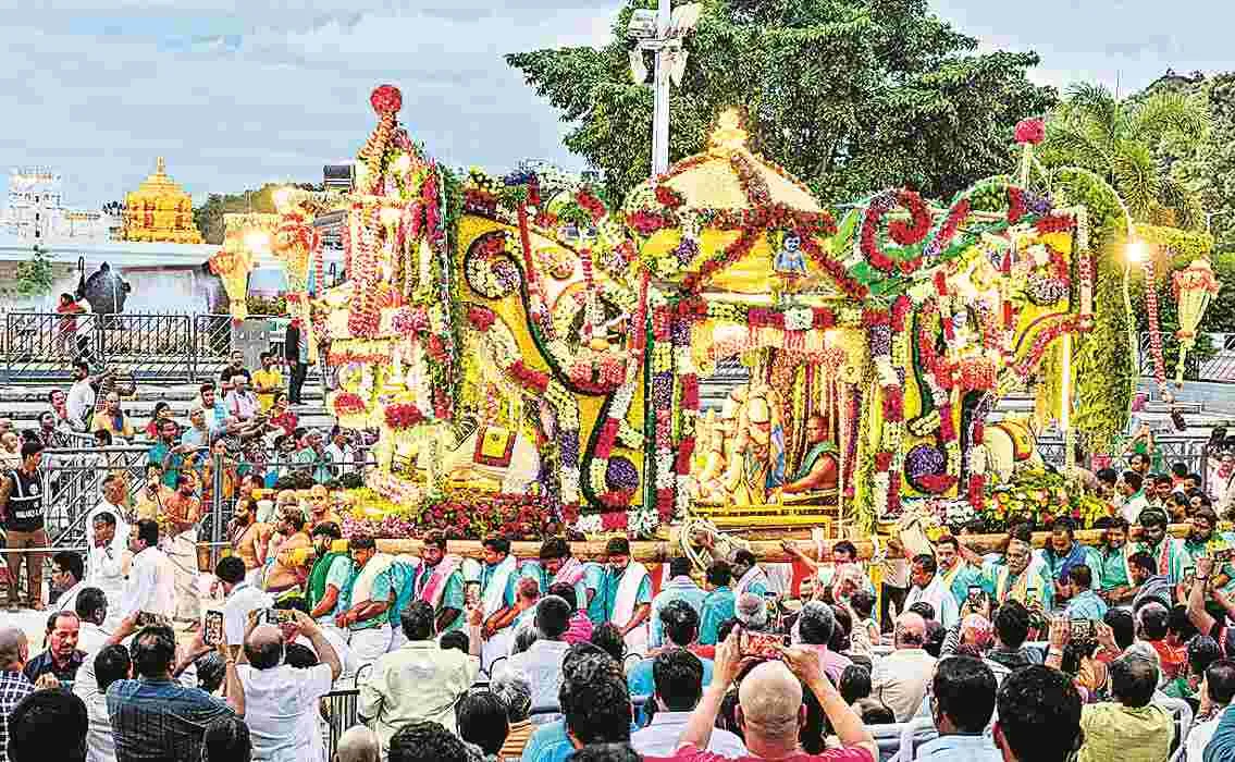 పుష్ప పల్లకిలో మురిపించిన మలయప్ప 