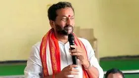రోడ్ల విస్తరణకు ఇరిగేషన్ అధికారులు ఎందుకు అడ్డం పడుతున్నారు: ఎంపీ రఘునందన్ రావు