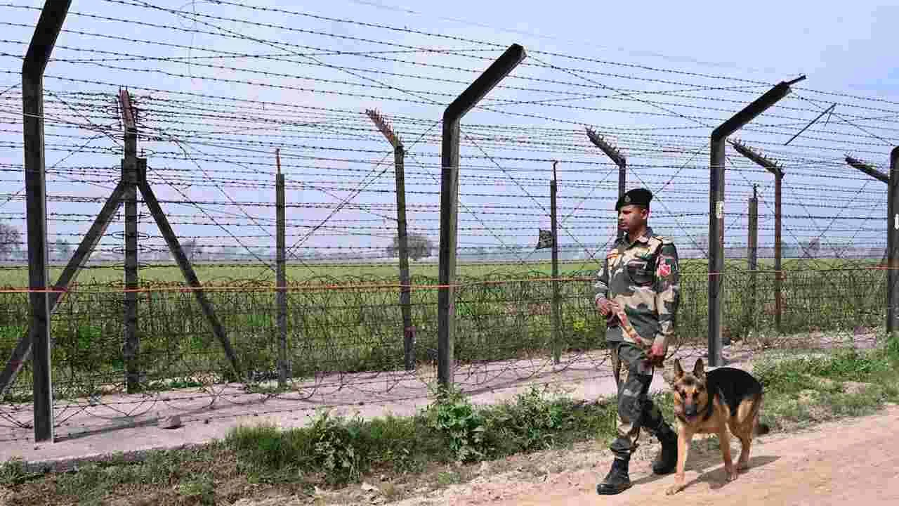 India-Pakistan Border:  తుపాకులు, బులెట్లను స్వాధీనం చేసుకున్న బీఎస్ఎఫ్