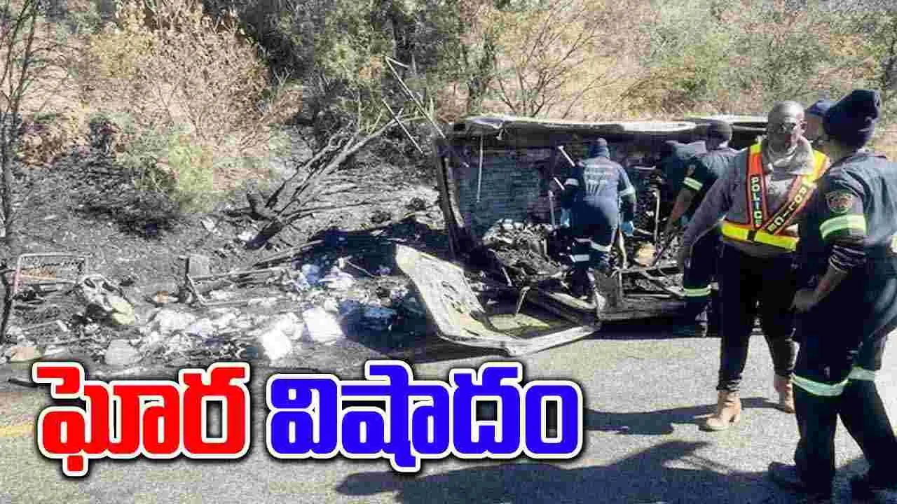 Accident: మినీ బస్సు, ట్రక్కు ఢీ.. 12 మంది స్కూల్ విద్యార్థులు మృతి