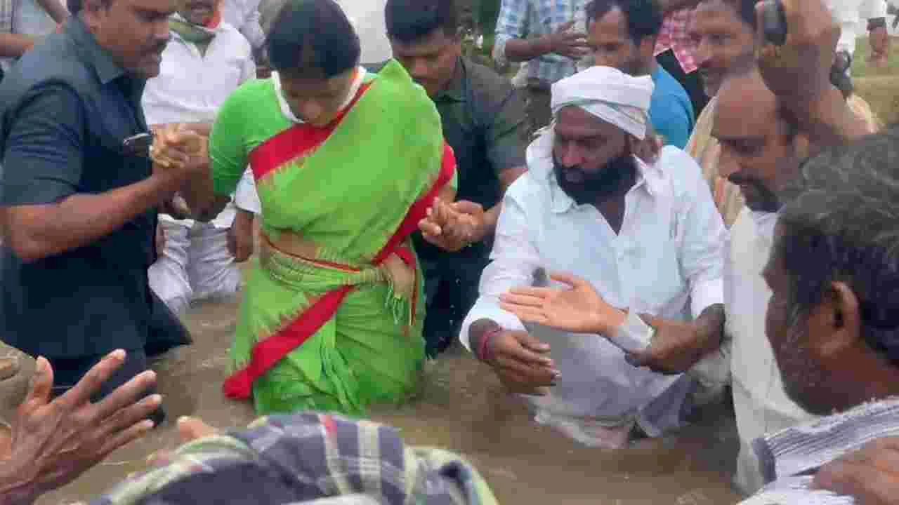 AP Floods: రైతుల కోసం పీసీసీ చీఫ్ వైఎస్ షర్మిల వినూత్న నిరసన
