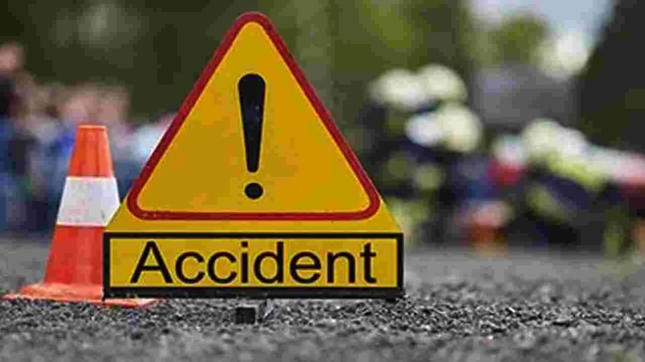  Accident: స్కూల్ బస్సు బోల్తా.. 40 మంది విద్యార్థులకు గాయాలు