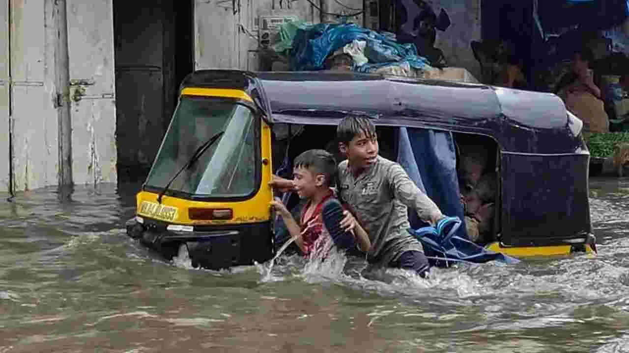 Mumbai: పలు విమాన సర్వీసులు దారి మళ్లింపు