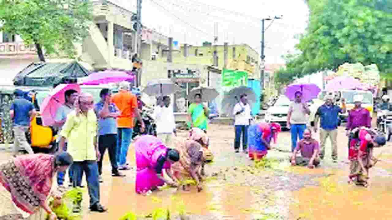 Hyderabad: రోడ్డుపై వరినాట్లతో కౌన్సిలర్‌ నిరసన.. 