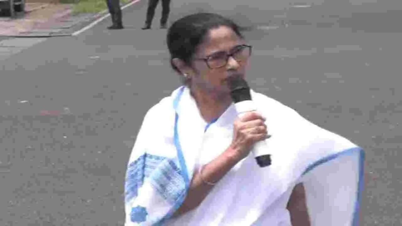 Mamata Banerjee: నీతి ఆయోగ్‌లో నిలదీస్తా.. ఢిల్లీ బాట పట్టిన మమత