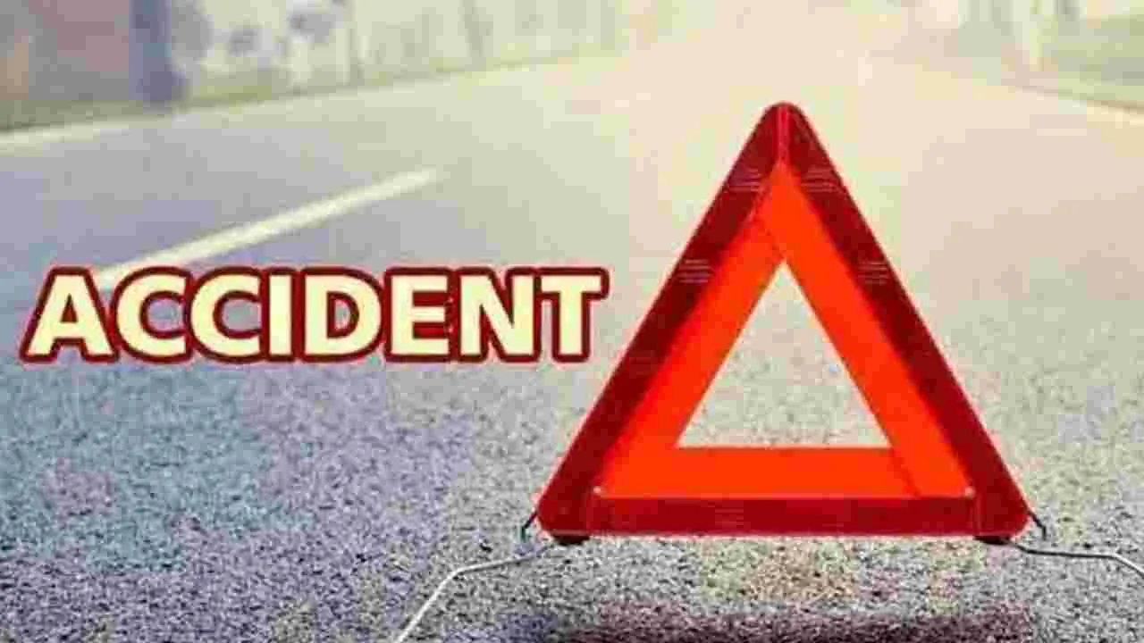 Road Accident: ఆగి ఉన్న లారీని ఢీకొన్న కారు.. ఒకరు మృతి