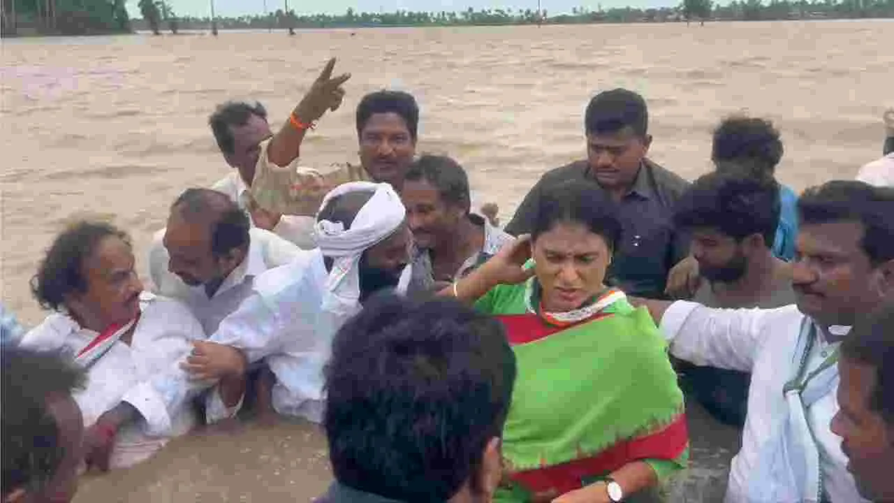 AP Floods: రైతుల కోసం పీసీసీ చీఫ్ వైఎస్ షర్మిల వినూత్న నిరసన