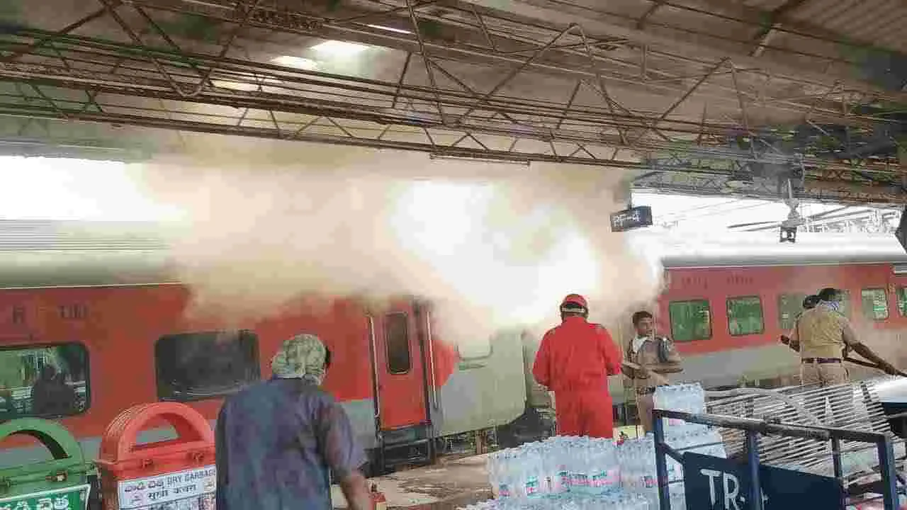 Fire Accident: కోర్బా-విశాఖ ఎక్స్‌ప్రెస్‌లో భారీ అగ్నిప్రమాదం