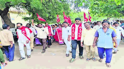 AITUC : వేతనాల కోసం పారిశుధ్య కార్మికుల ఆందోళన