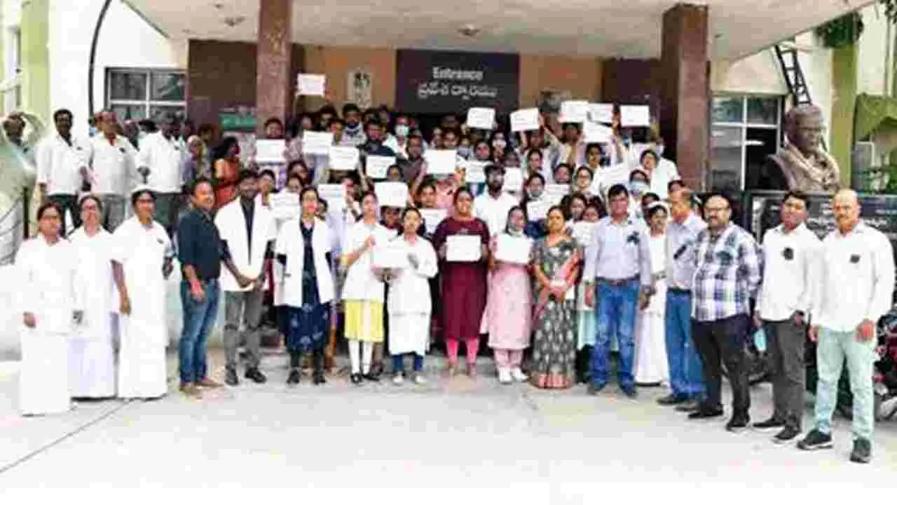 Junior Doctors: మహిళా వైద్యులకు రక్షణ కల్పించాలి