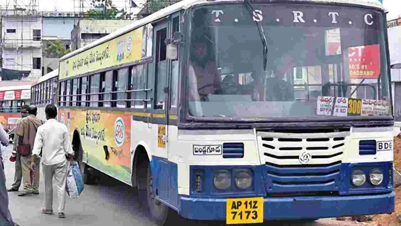 Bus Incident: బస్సుపైకి బీర్‌ బాటిల్‌.. కండక్టర్‌పైకి పాము 