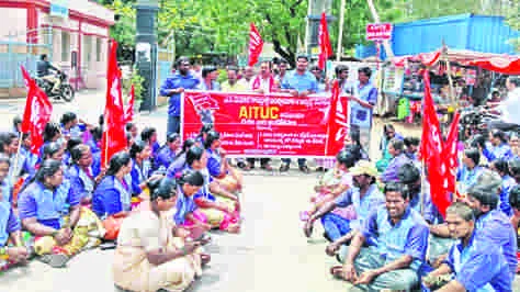 HOSPITAL WORKERS: సమస్యలు పరిష్కరించాలని కార్మికుల నిరసన