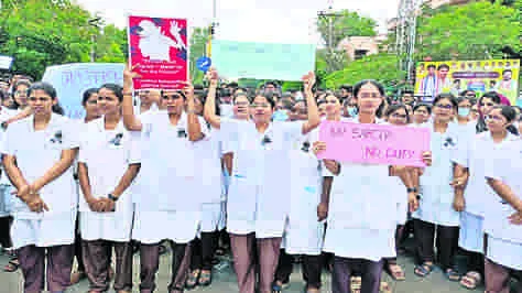 MEDICOS AGGITATION: మహిళా డాక్టర్‌ హత్యాచారంపై మెడికోల ఆందోళన