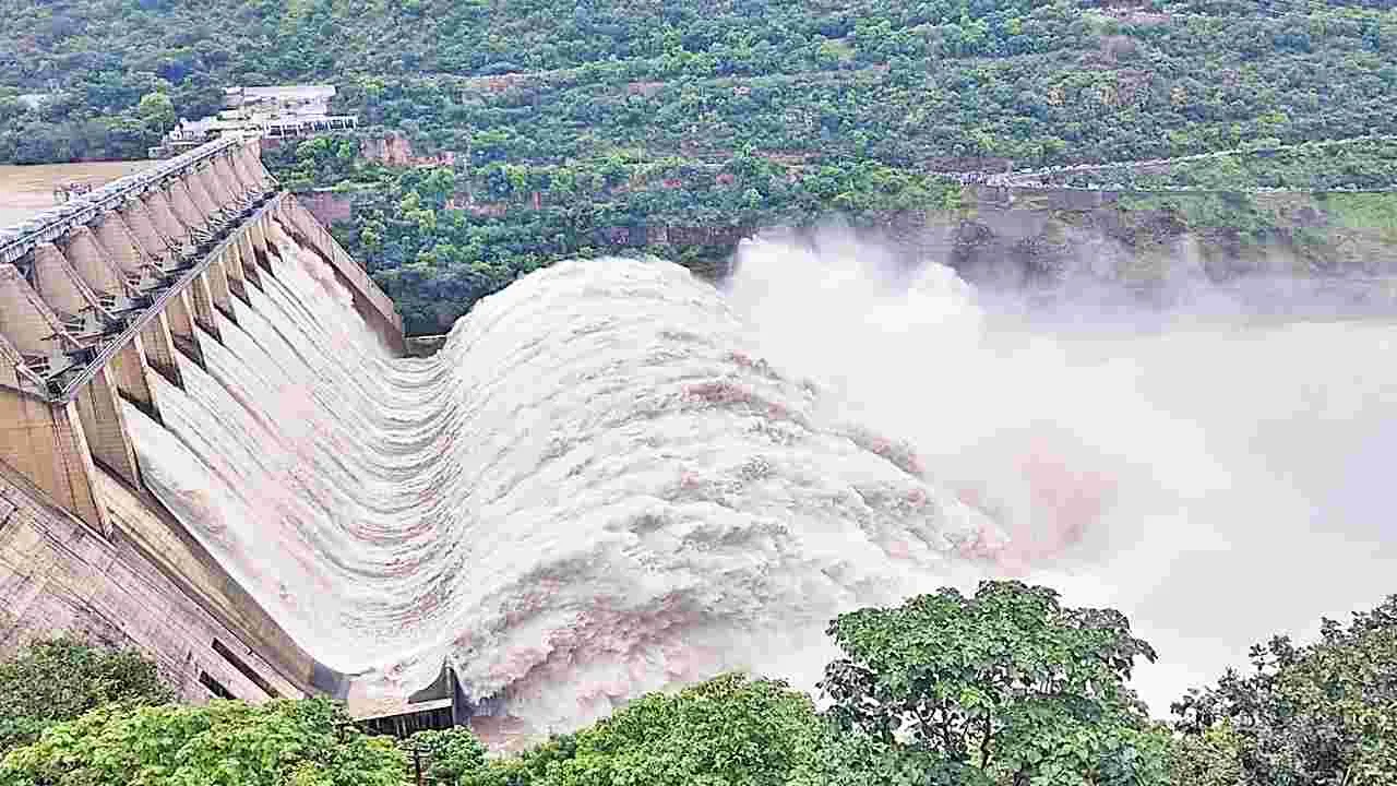 Flood inflows: శ్రీశైలానికి వరద పోటు..