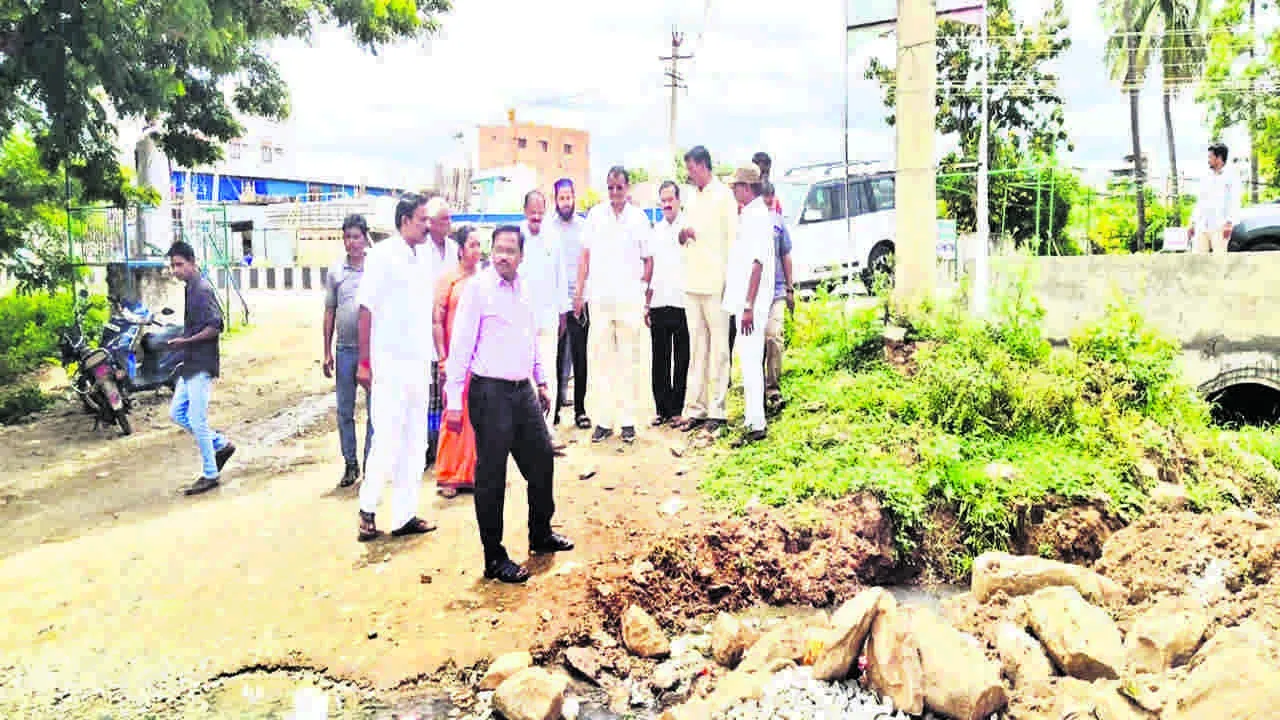 PENUKONDA ; రోడ్ల నిర్మాణానికి సహకరించాలి: కమిషనర్‌