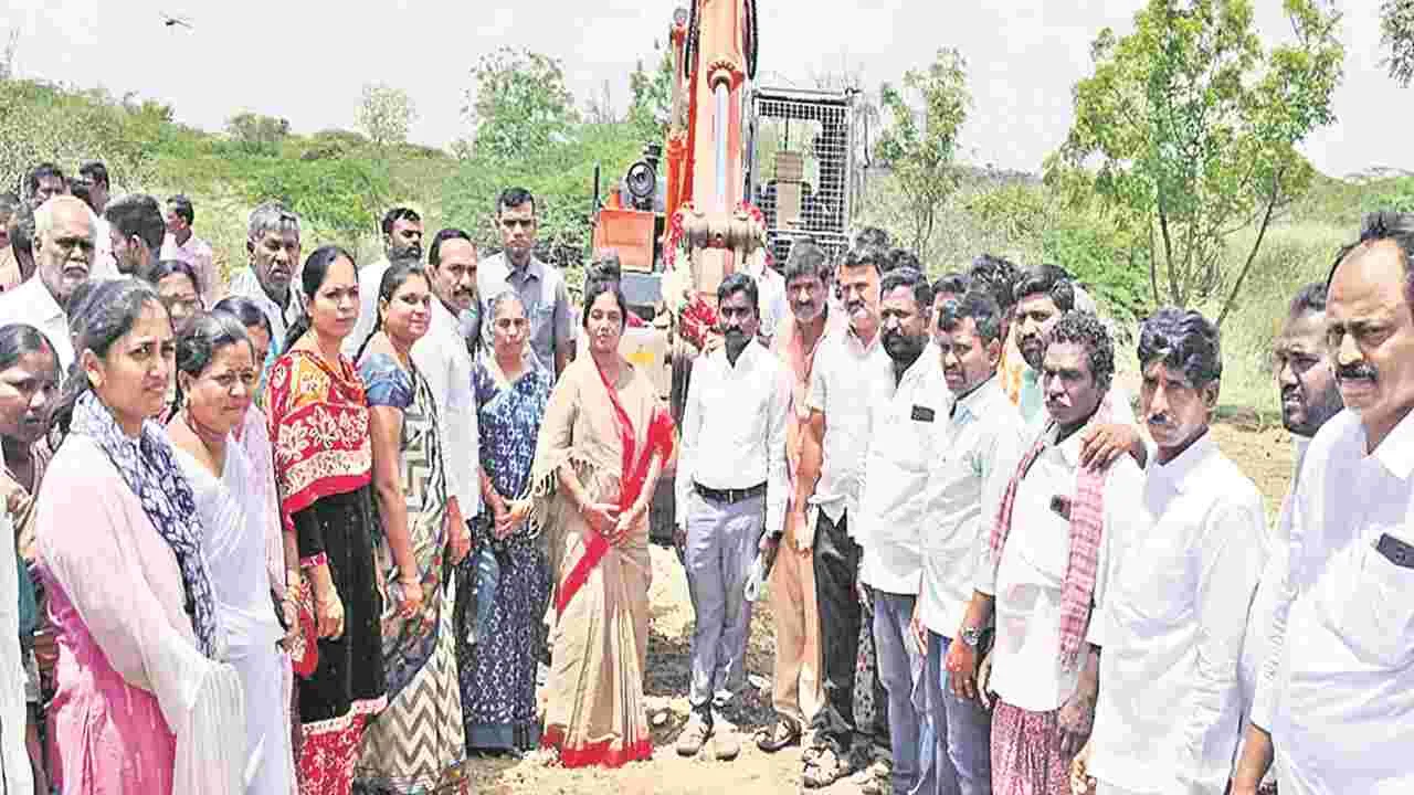 MLA SUNITHA: ఫారంపాండ్లను సద్వినియోగం చేసుకోవాలి