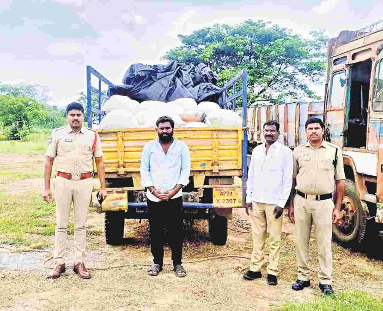 అక్రమంగా తరలిస్తున్న రేషన్‌ బియ్యం పట్టివేత | Arrest of illegally ...