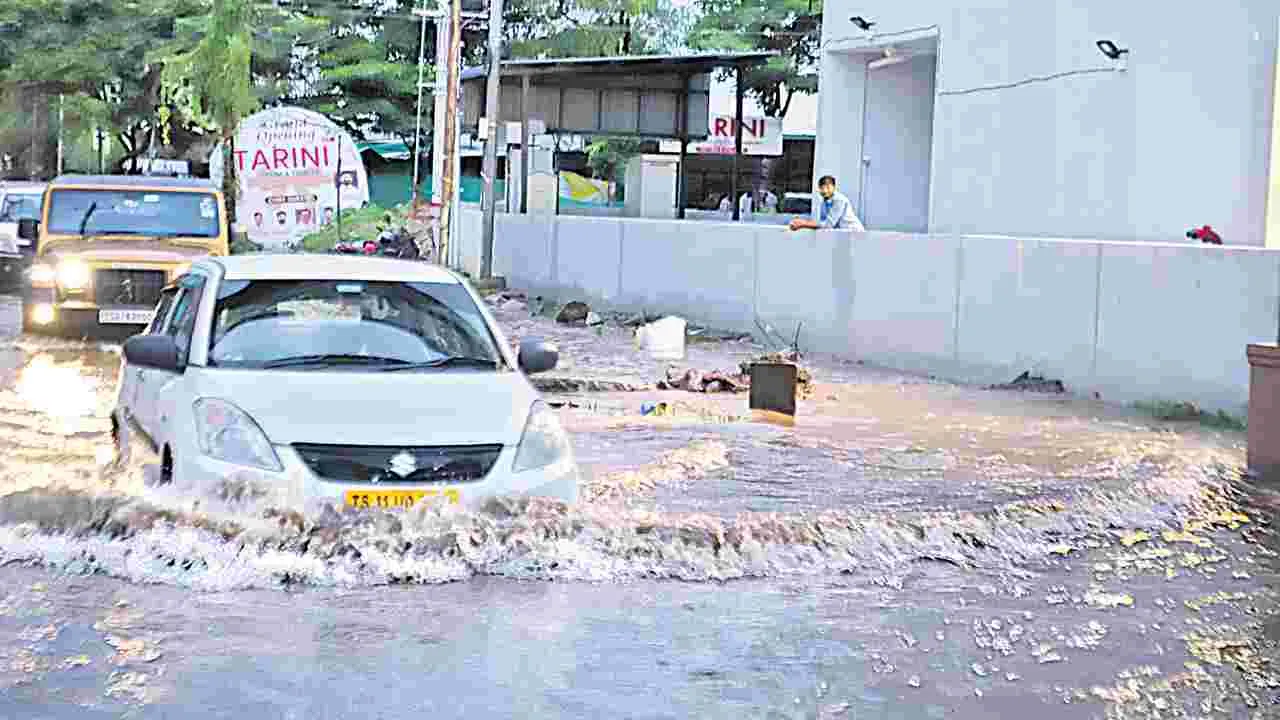 Heavy Rains: రాజధానిలో భారీ వర్షం..