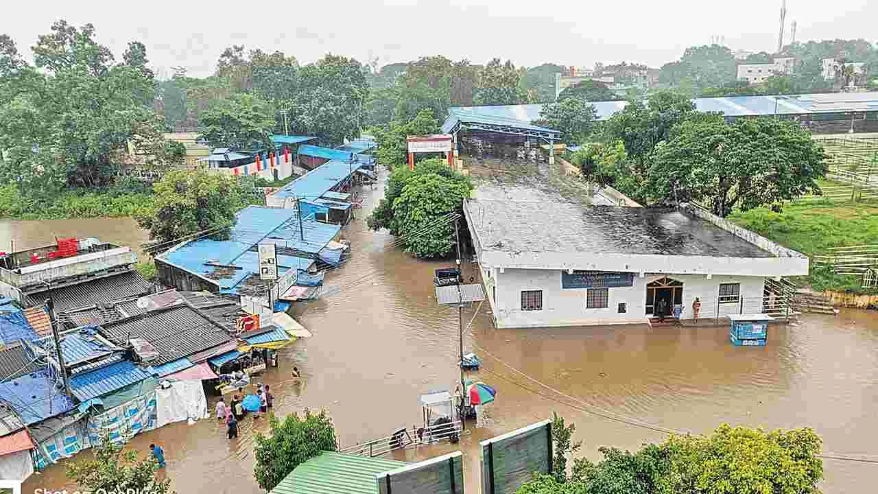 Heavy Rainfall: వణికించిన వర్షం..