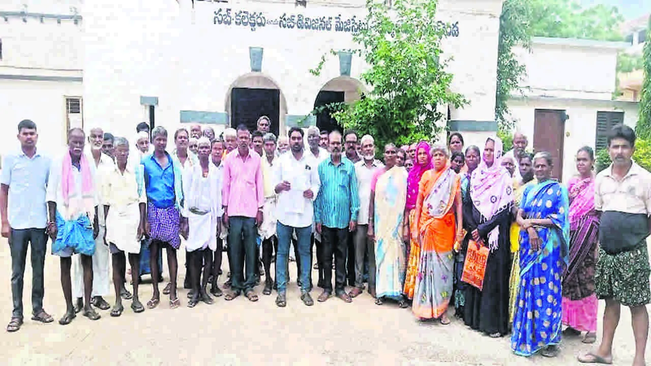 DHARNA : భూనిర్వాసితుల ఆందోళన