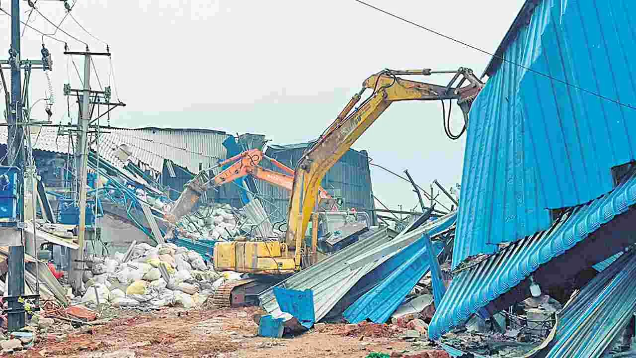 Hyderabad: పైకి షెడ్లు..  లోన బిల్డింగులు